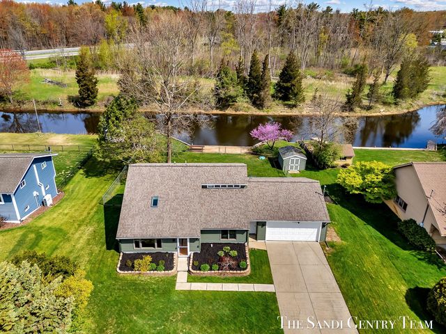 17083 Spahr Rd, Spring Lake, MI 49456