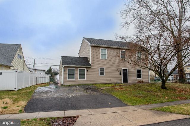 346 Crabtree Dr, Levittown, PA 19055