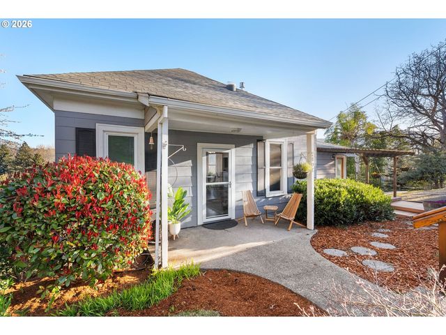 210 Sherman Ave, Hood River, OR 97031