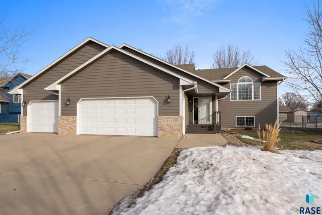 220 W  Greenwood St, Brandon, SD 57005