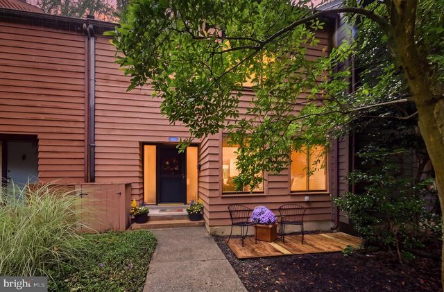 11570 Woodhollow Ct, Reston, VA 20191
