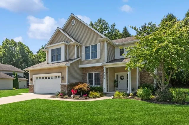 3744 Fox Crossing Dr, Saint Joseph, MI 49085