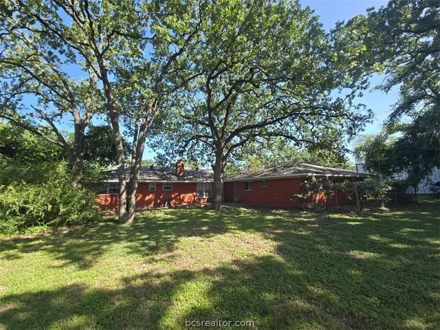 406 Fairway Dr, Bryan, TX 77801