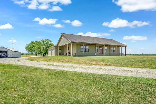 13364 S  Grand Rd, Nashville, IL 62263