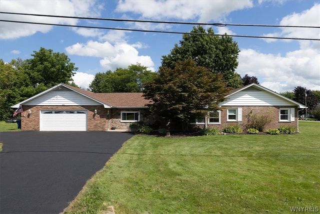 5783 Joanne Dr, Sanborn, NY 14132