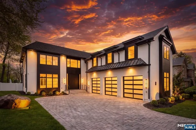 320 Spencer Pl, Paramus, NJ 07652