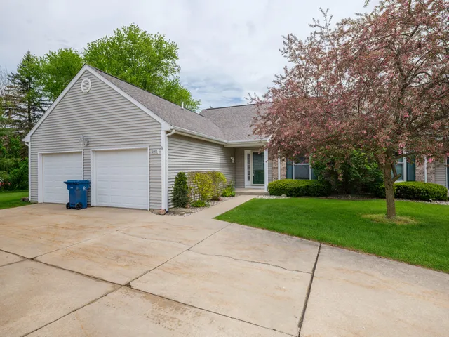 2912 Hunters Pl, Kalamazoo, MI 49048