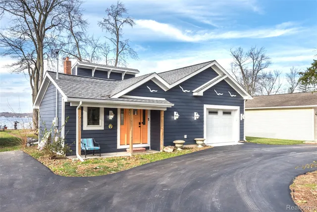 9109 McGregor Rd, Pinckney, MI 48169