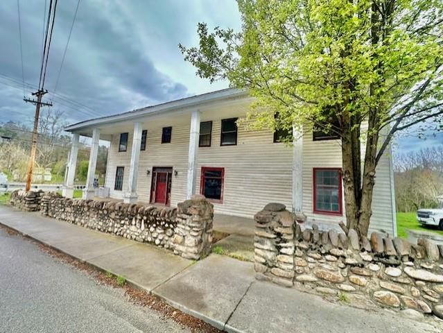 29 Mill St, Peterstown, WV 24963