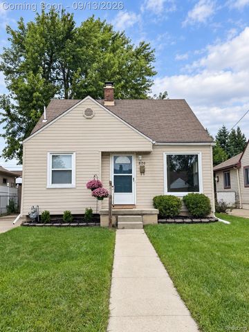 820 Cloverlawn Blvd, Lincoln Park, MI 48146