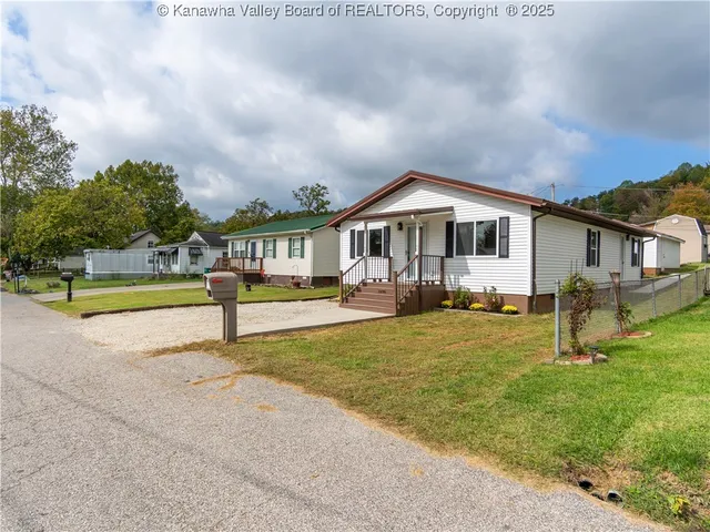2490 Montana Ave, Hurricane, WV 25526
