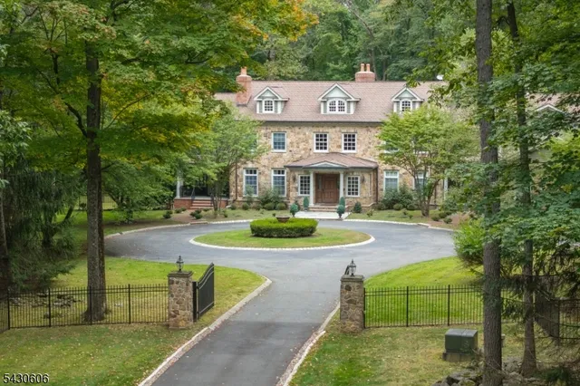 5 Burnett Rd, Mendham, NJ 07945