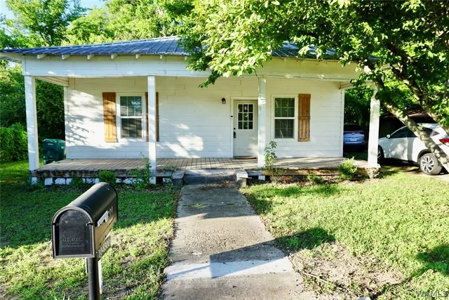 522 Market St, Moundville, AL 35474