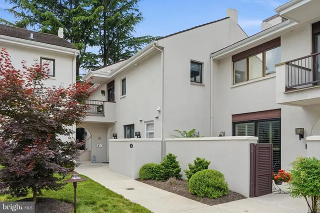 4 Dezac, Devon, PA 19333