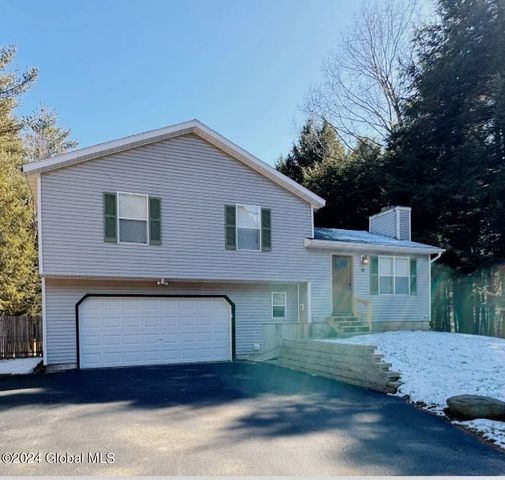 10 Acer Dr, Greenfield Center, NY 12833