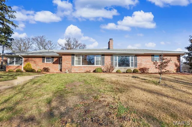 1400 Norman Pl, Saint Louis, MO 63122