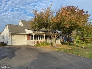 10 Quill Rd, Levittown, PA 19057