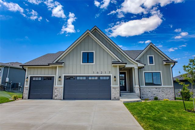 16217 Walnut Meadows Ct, Urbandale, IA 50323
