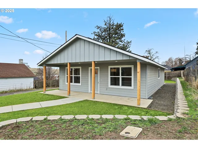 203 4th St, Moro, OR 97039