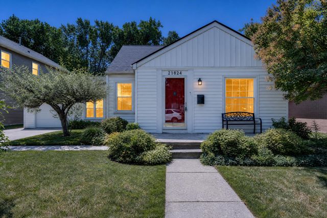 21824 Elizabeth St, Saint Clair Shores, MI 48080