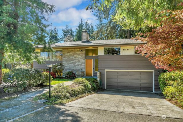 2121 NE 195th Place, Lake Forest Park, WA 98155