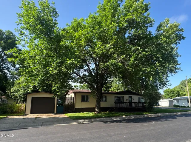 435 Piccadilly Cir, Bismarck, ND 58504
