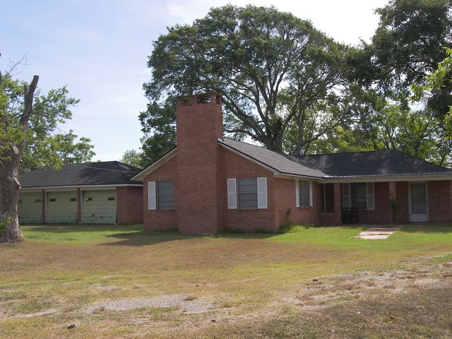 1027 FM 155, Weimar, TX 78962