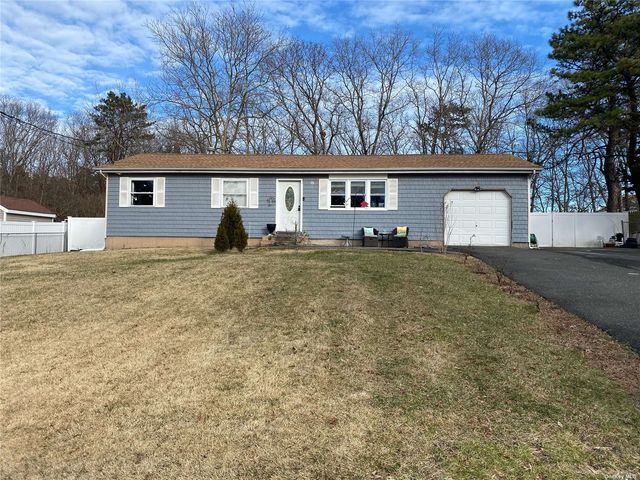 35 Woodville Road, Middle Island, NY 11953
