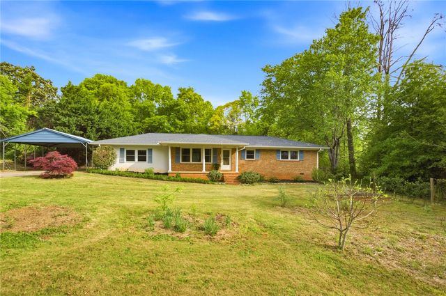 1614 Iroquois Dr, Seneca, SC 29672