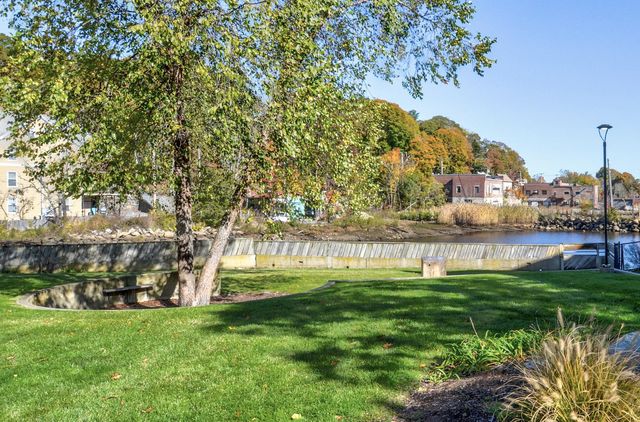 79 Shaw St #2B-1Ba-880Sqft, Braintree, MA 02184