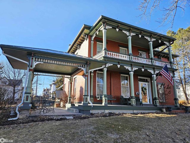 1015 N  5th St, Burlington, IA 52601