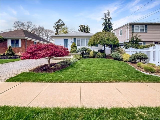 272 Atlantic Avenue, Massapequa Park, NY 11762