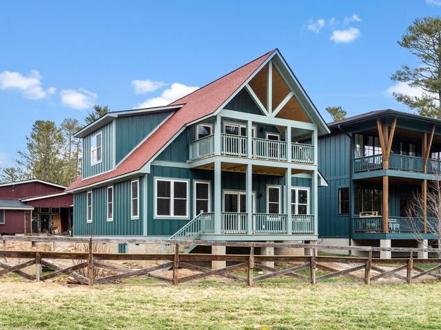 111 Waterlily Dr, Flat Rock, NC 28731