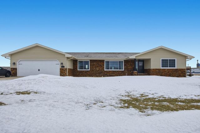 213 5th St   NW, Gwinner, ND 58040
