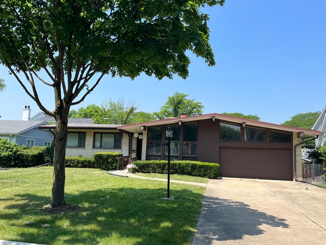 Address Not Disclosed, Hinsdale, IL 60521