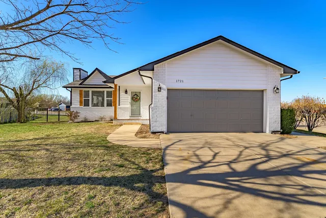 1721 N  Hawthorn Ct, Andover, KS 67002