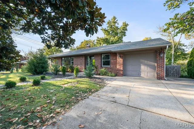 65 Ridge Line Dr, Saint Louis, MO 63122