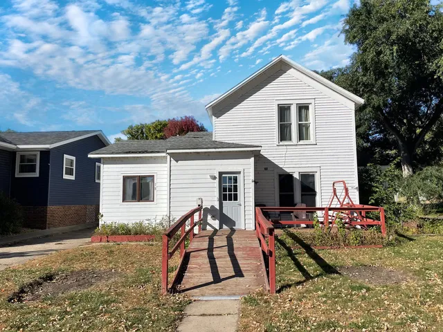 18 S  Spring Ave, Springfield, MN 56087