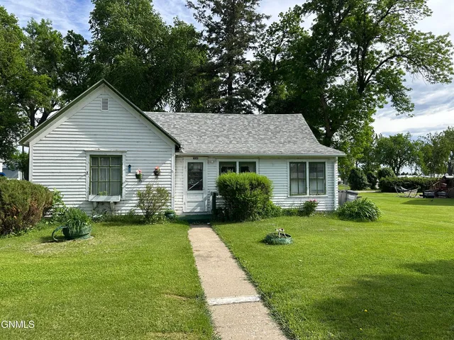 306 7th Ave, Edgeley, ND 58433