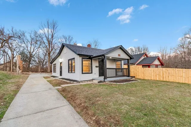 4504 E  43rd St, Kansas City, MO 64130