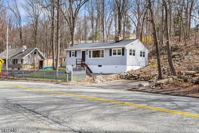 67 Breakneck Rd, Highland Lakes, NJ 07422