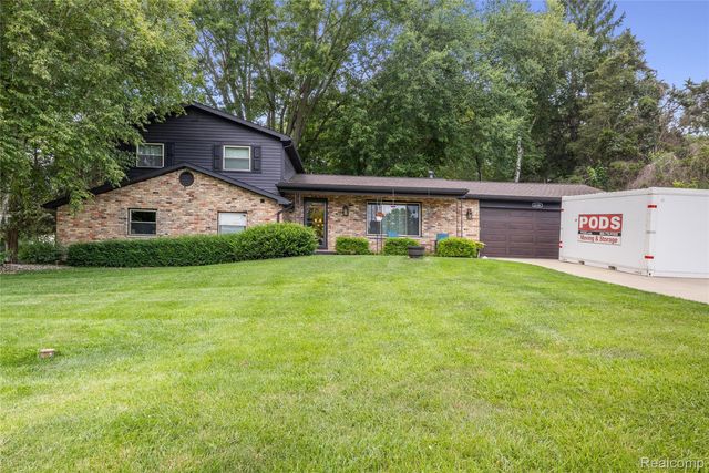 6180 Meyer Ave, Brighton, MI 48116