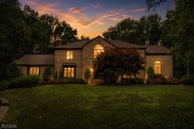 4 Unneberg Ave, Succasunna, NJ 07876