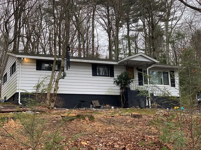 220 E  Shore Dr, Dingmans Ferry, PA 18328