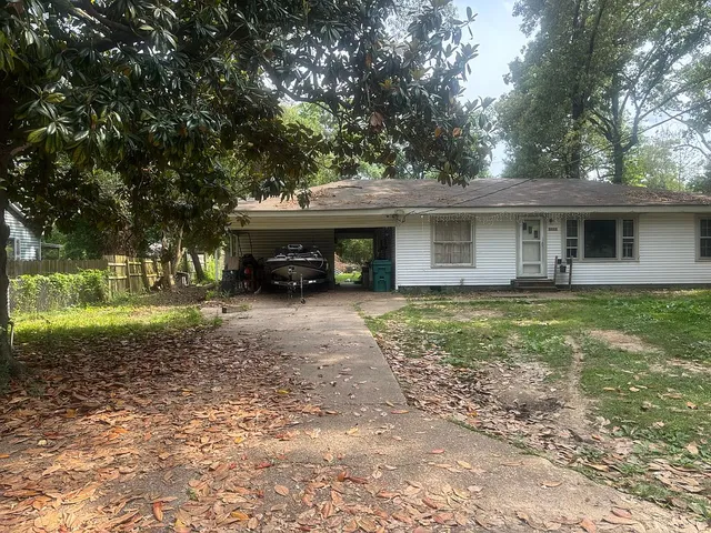 105 Oakdale Ave, Bastrop, LA 71220