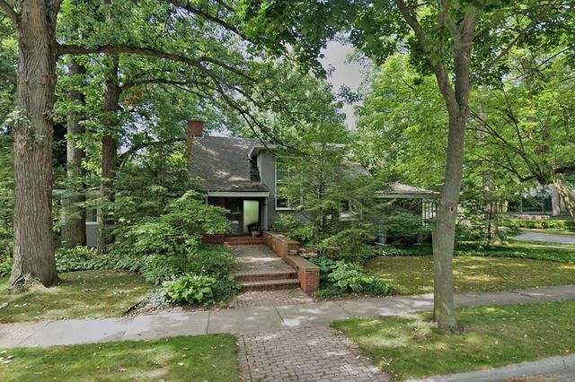 4685 North Wilshire ROAD, Whitefish Bay, WI 53211