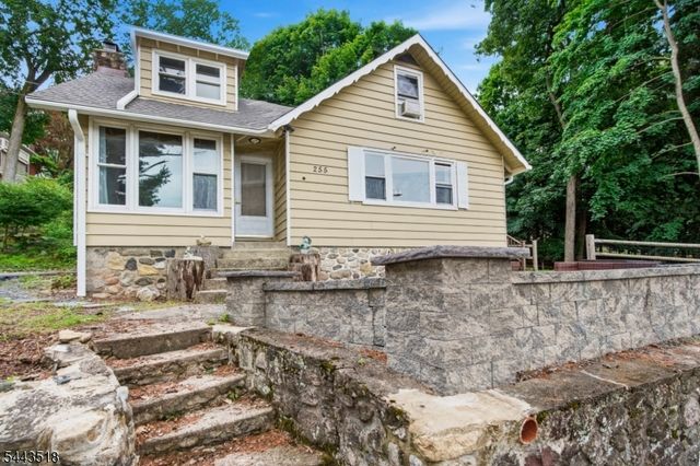 255 E Shore Trl, Sparta, NJ 07871