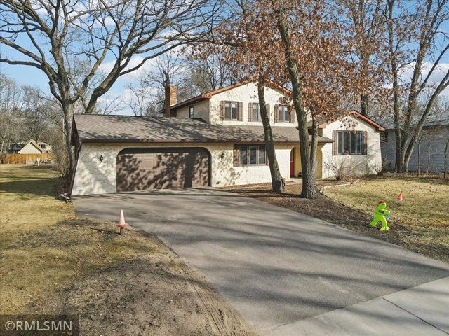 8459 Knollwood Dr, Mounds View, MN 55112