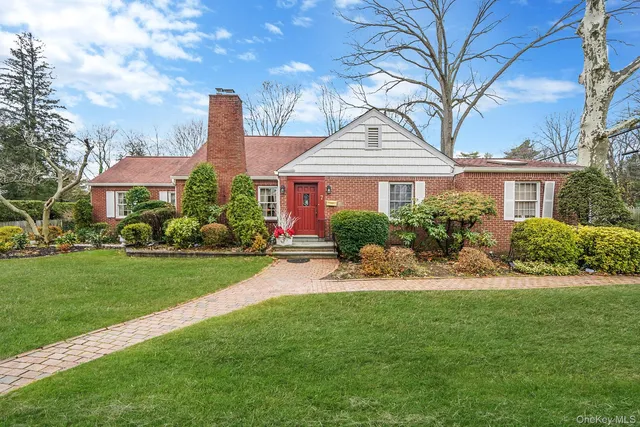7 Rugby Road, Westbury, NY 11590