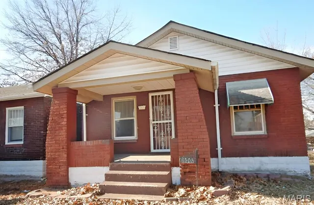3505 East Pl, Saint Louis, MO 63121